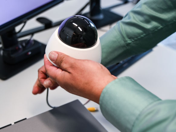 ACTIA IME Mitarbeiter hält Kamera (CCTV Kamera), produkte cctv, unsere produkte