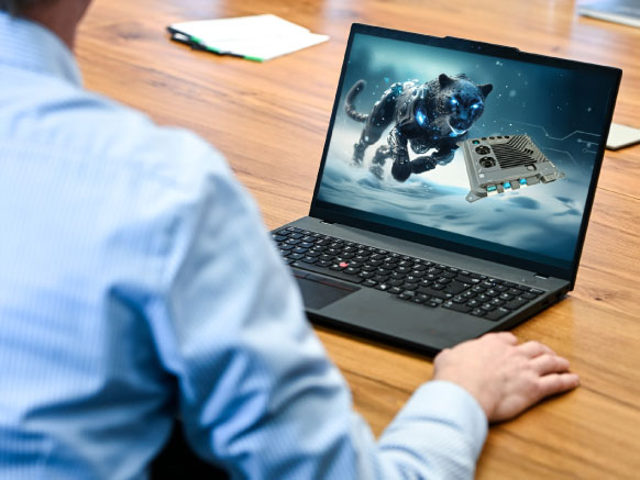 ACTIA IME Mitarbeiter mit Laptop, welches HPC anzeigt. produkte hpc, unsere produkte